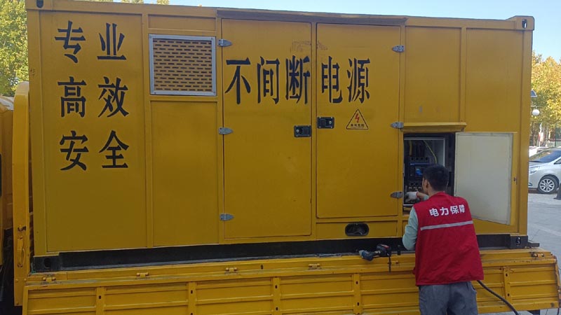天山柴油发电机组和UPS电源配合使用时，如何避免切换过程中的电力中断？